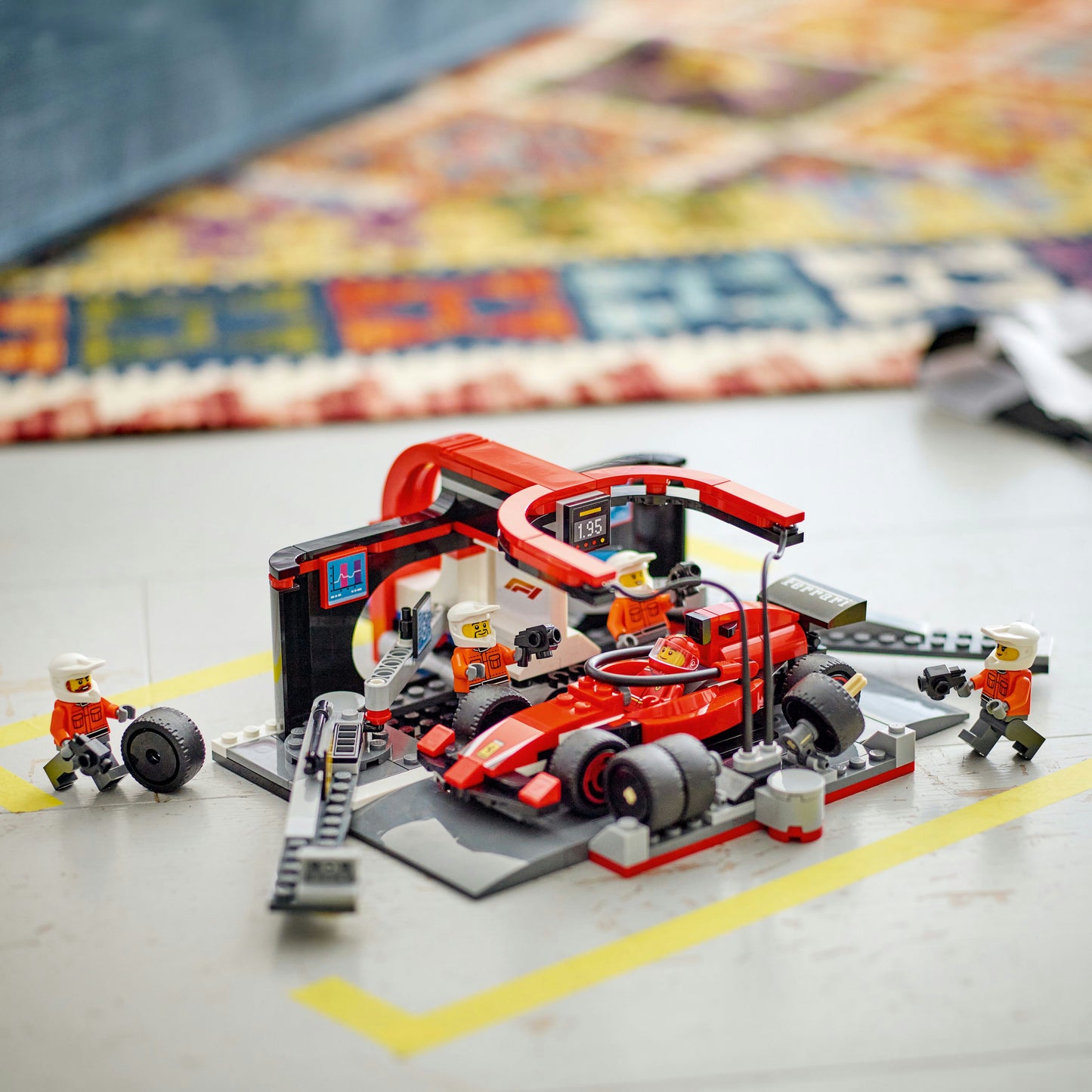 60443 F1® Pit Stop & Pit Crew with Ferrari Car