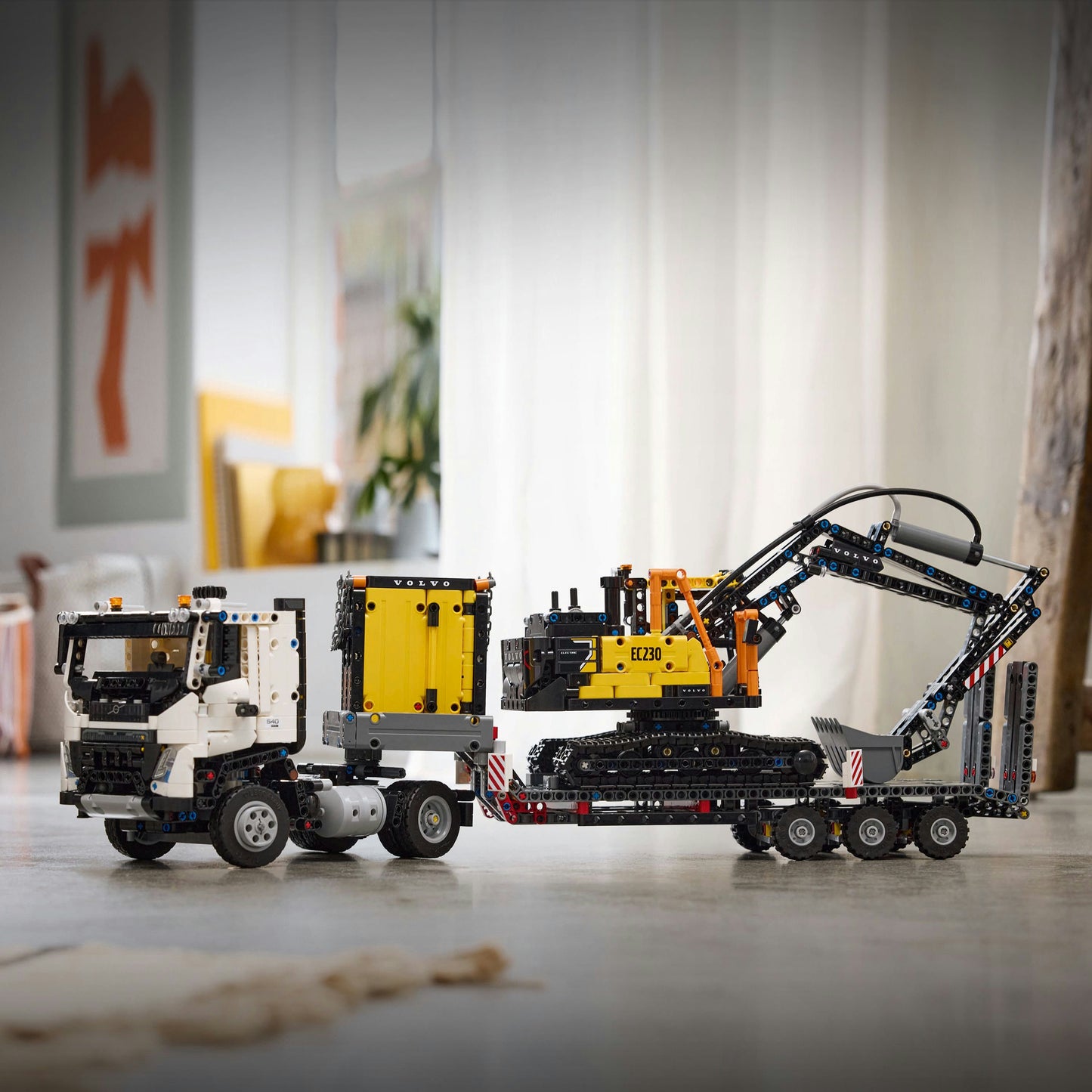 42175 Volvo FMX Truck & EC230 Electric Excavator