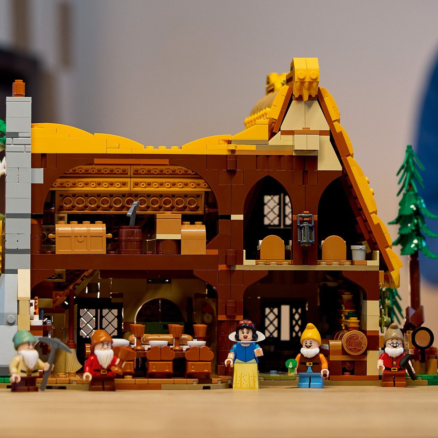 Snow White and the Seven Dwarfs' Cottage 43242